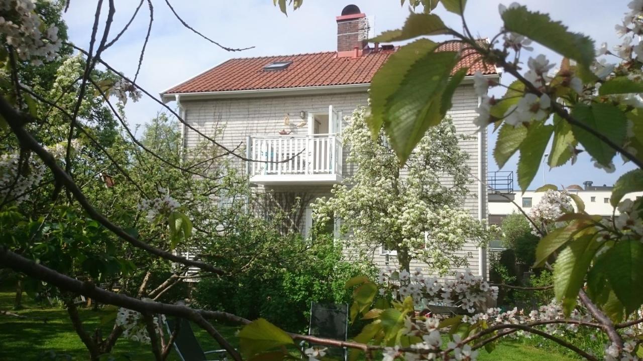 Ljust Boende, Egen Ingang Och Traedgard I Centrum Varberg Εξωτερικό φωτογραφία